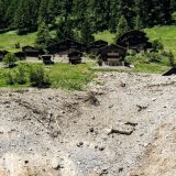 L'un des objectifs du Conseil d'Etat valaisan est de permettre à la population de la commune de Blatten de pouvoir à nouveau se rendre dans plusieurs hameaux, dont celui de Weissenried (photo d'archives). KEYSTONE/JEAN-CHRISTOPHE BOTT